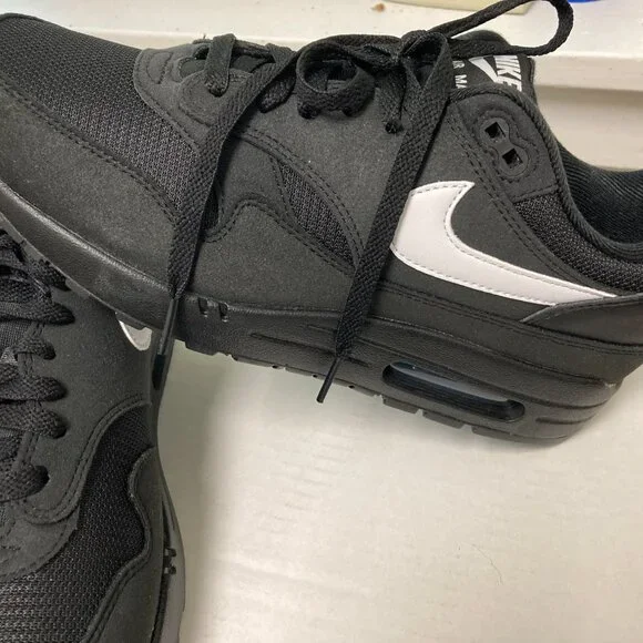 Brand New (never worn) Nike Air Max sneakers size US 9.5 - Picture 3 of 4